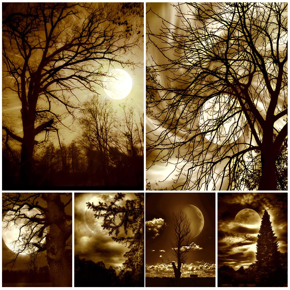 Лес в ночь полнолуния ретро и полон странной атмосферы. Художественный постер ночи напечатан и оформлен